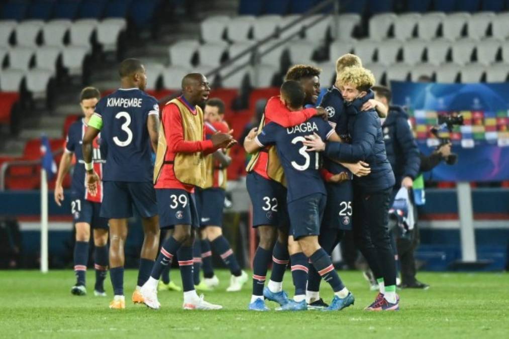 Los jugadores del PSG festejando la clasificación a las semifinales de la Champions League en el Parque de los Príncipes.