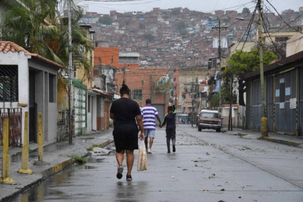 Al menos 800 funcionarios policiales forman parte de la operación de toma de la Cota 905, una barriada donde opera la banda de alias 'Koki', por quien el gobierno ofrece una recompensa de 500,000 dólares por información que permita capturarlo.