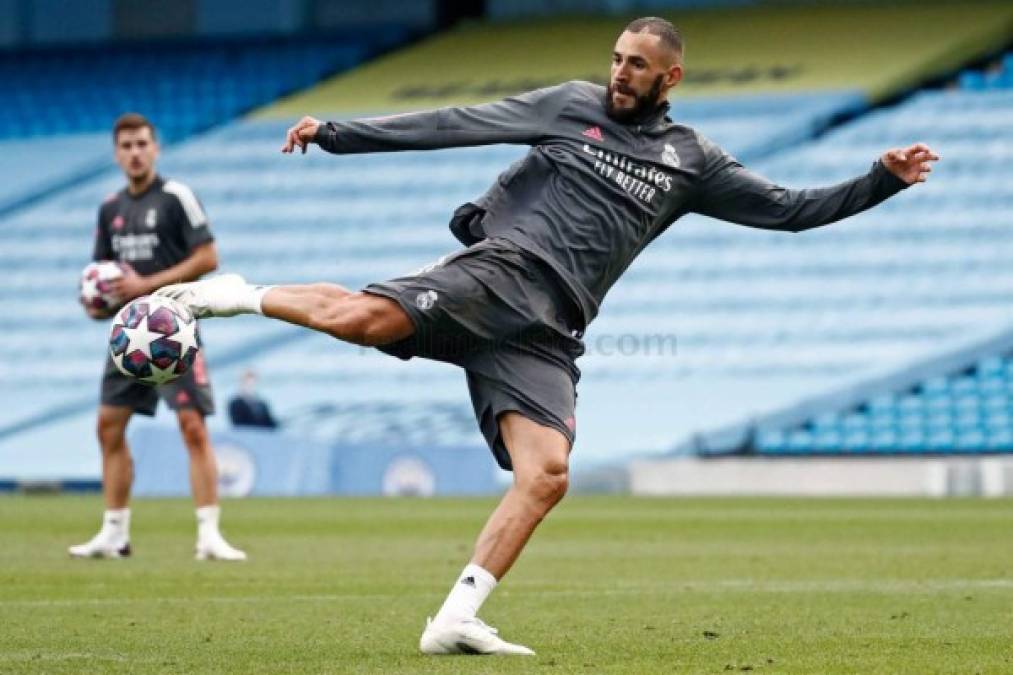 Karim Benzema - El delantero francés es el hombre que llega en su mejor momento de esta temporada. El galo es la garantía de gol que presenta el Real Madrid y formará tridente con Hazard y Rodrygo.