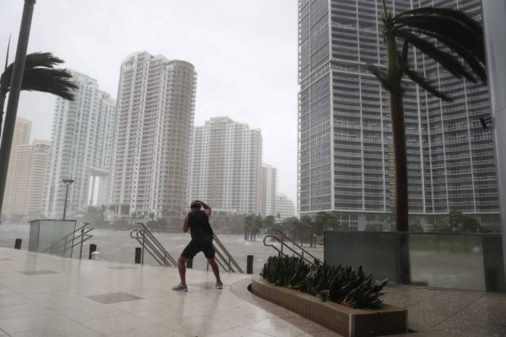 Irma atravesó los cayos del sur de Florida en la mañana del domingo con fuerza de categoría 4 y vientos de 215 Km/hora.