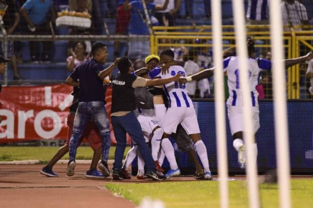 Jugadores y aficionados se abrazan para celebrar el gol de Jonathan Rubio.