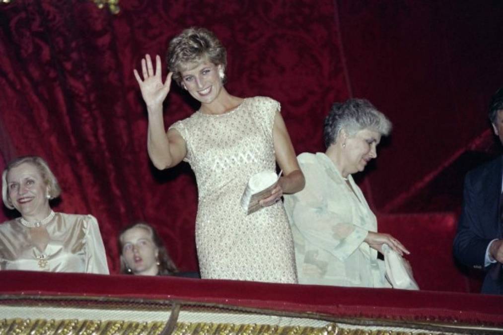 Veinte años después de la muerte trágica de Lady Diana, una exposición en Londres muestra como la princesa de Gales sacudió los códigos indumentarios de la familia real británica y ascendió a símbolo de la moda.