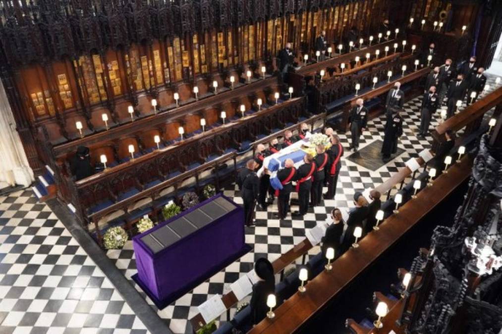 Un coro de cuatro cantantes distanciados en la enorme nave entonaron temas elegidos por el propio duque de Edimburgo, incluidos dos que él mismo encargó a los compositores británicos Benjamin Britten en 1961 y William Lovelady en 1996.<br/><br/>Y el decano de Windsor, David Conner, recordó la 'vida de servicio' de Felipe.