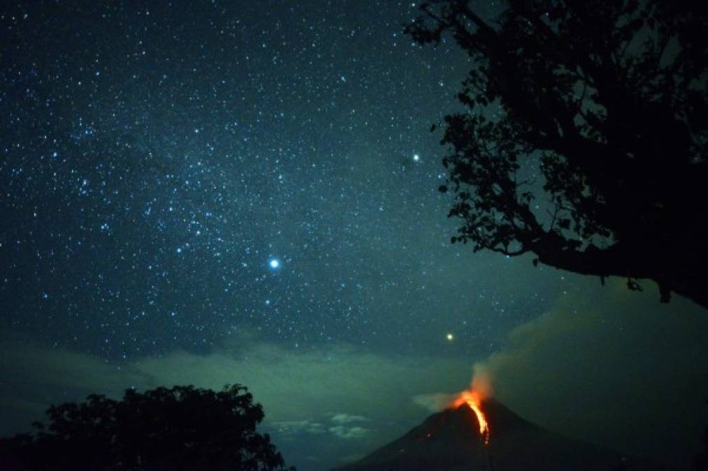 Indonesia. La bella natura. El volcán Moung Sinabung arroja lava que ilumina el cielo nocturno de Karo, en el norte de Sumatra.
