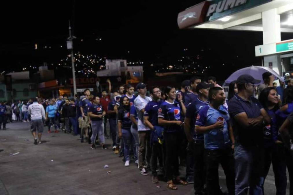 Largas filas se hicieron desde muy temprano en las afueras del estadio Nacional de Tegucigalpa.