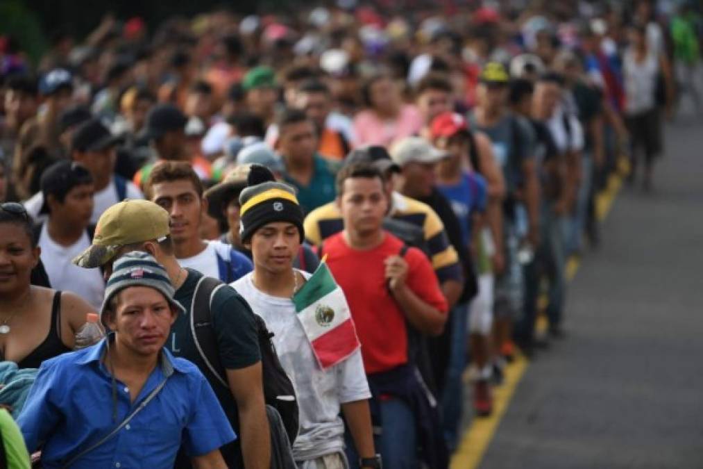 El llanto de niños y bebés acompañaba la marcha de la nutrida columna que, por su longitud, se perdía a la vista.