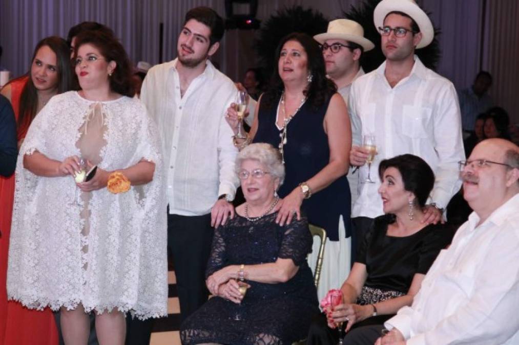 La familia Canahuati Larach disfrutó a plenitud de la proyección de fotos de su amada madre.