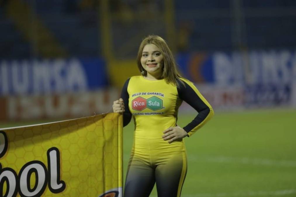 Una de las chicas Rica Sula posando para la cámara.