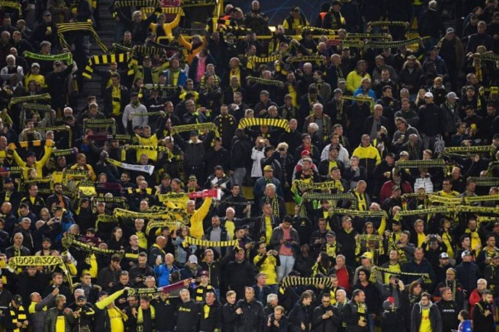 Pese al empate y que su figura Reus falló un penal, la afición del Dortmund se quedó por varios minutos tras el final del juego y ovacionó a cada de sus jugadores.