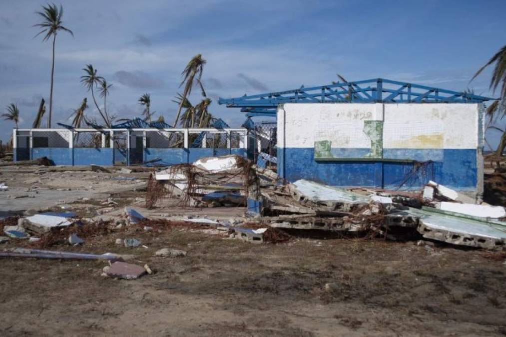 Al menos cuatro casas quedaron bajo el nivel del agua del canal creado por Iota, afirmaron los testigos. Del templo religioso sólo quedó en pie la fachada, la escuela a medias, del parque algunos tubos.