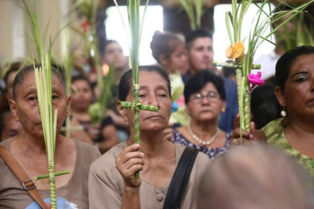 Con palmas cientos de feligreses católicos salieron a las calles para acompañar la imagen de Jesús que conmemora su entrada triunfal a Jerusalén.