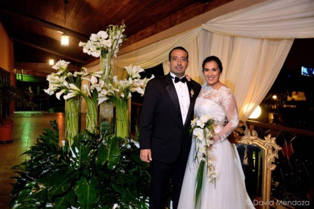 Laura & Juan <br/>En medio de pirotecnia, brindis y buenos deseos se festejó el enlace Casco Arriaga. Delicadeza primaveral destacó en la ornamentación. La pareja tenía varios años de noviazgo.