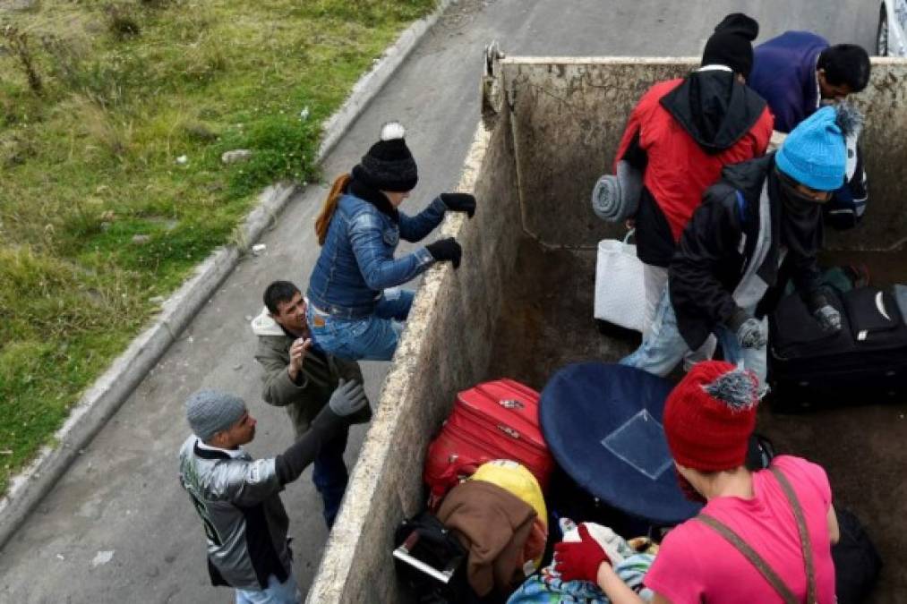 En el grupo se trasladaban familias enteras, niños y adultos mayores, que desafian las bajas temperaturas y dificultades en el país andino para llegar a Perú.