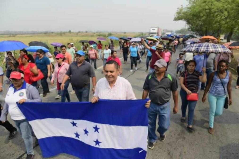 A dos meses de haber comenzado el año lectivo ya se registran las primeras protestas en el sector magisterial, esta vez en rechazo al decreto de reestructuración en Educación.