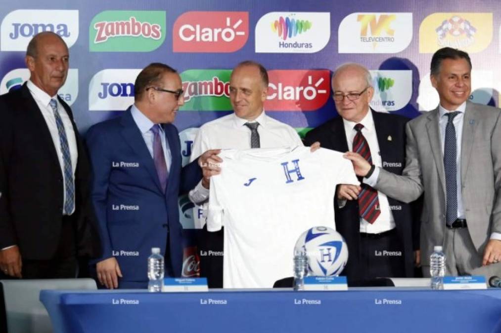 Fabián Coito en su presentación como nuevo entrenador de Honduras.