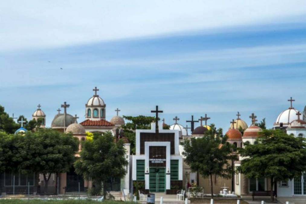 Ese reflejo también aparece en el cementerio Jardines de Humaya, ubicado a las afueras de Culiacán. Ahí, en lujosas tumbas con cristales a prueba de balas, cúpulas parecidas a las de una catedral y aire acondicionado, están enterrados algunos capos de la droga.