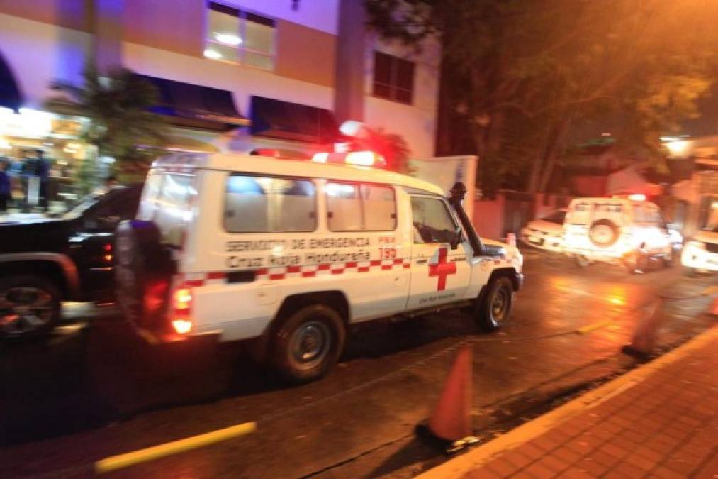 Los jugadores Emilio Izaguirre, Roberto Moreira y Jonathan Rougier del Motagua fueron trasladados en una ambulancia a un centro médico.