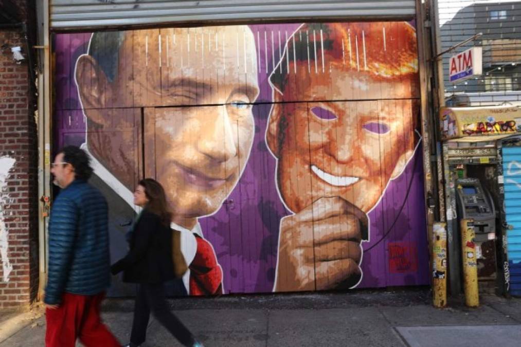 Un artista pintó esta imagen en la puerta de un establecimiento en Nueva York en el que insinúa que Vladimir Putin estaría detrás de las acciones de Trump.