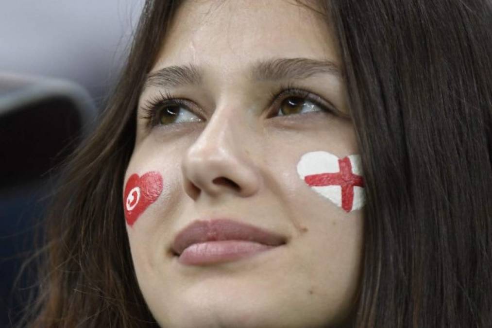 Aficionada inglesa en el partido de su selección ante Túnez.Se robó el corazón. Foto AFP