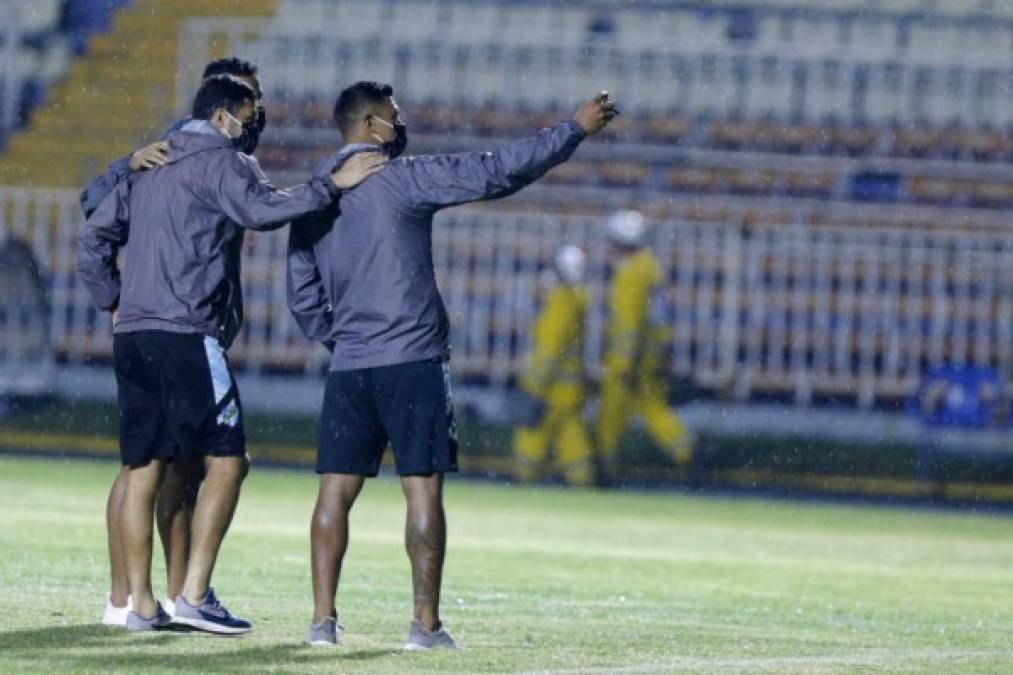 Futbolistas del Comunicaciones, antes del calentamiento, salieron a la cancha y aprovecharon para hacerse un par de selfies.