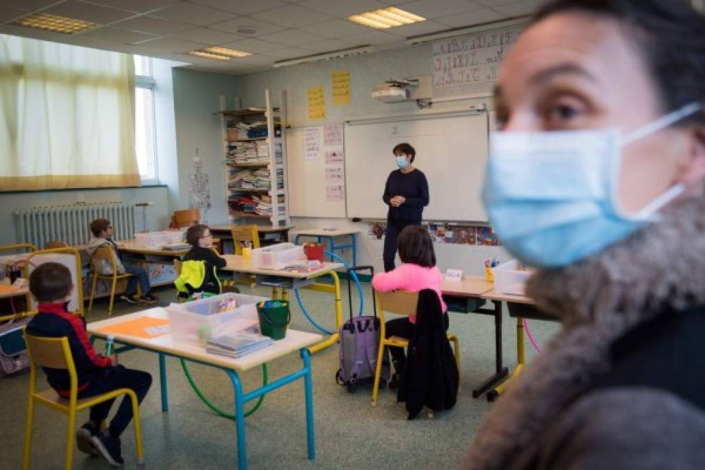 En el primer día de salida del confinamiento, cerca del 86% de las 50,500 escuelas del país tenían previsto abrir para los profesores y el martes para 'más de 1,5 millones de niños' de preparatoria y primaria, había anticipado el ministro de la Educación Jean-Michel Blanquer.