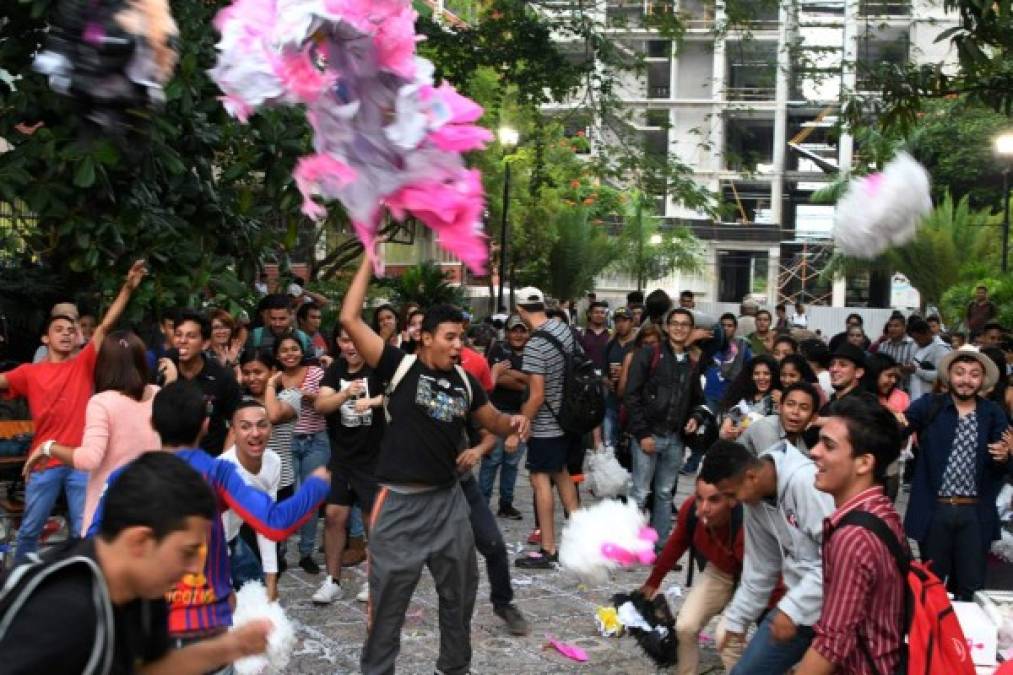 Momento en que los estudiantes revientan varias piñatas en Ciudad Universitaria.