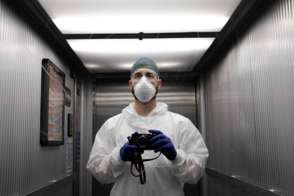 Bajo un autorretrato suyo en un ascensor, camino de visitar a los enfermos, describe el proyecto como una alianza de su 'trabajo' de enfermero y de su 'mayor pasión, la fotografía'.