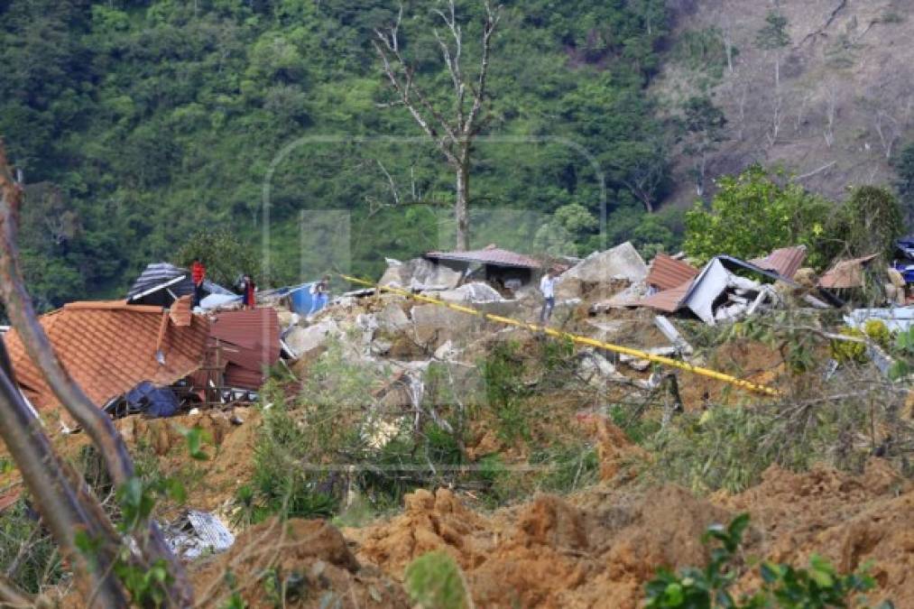 El 24 de noviembre en horas de la noche la tierra comenzó a desprenderse de la montaña y sepultó las casas de los pobladores que ya habían desalojado. Fotos DIARIO LA PRENSA/Moisés Valenzuela.