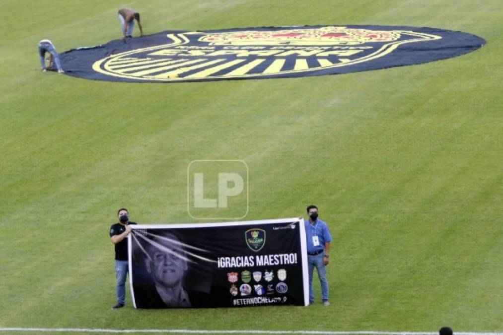 Miembros de la Liga Nacional también rindieron homenaje a Chelato Uclés con esta pancarta.