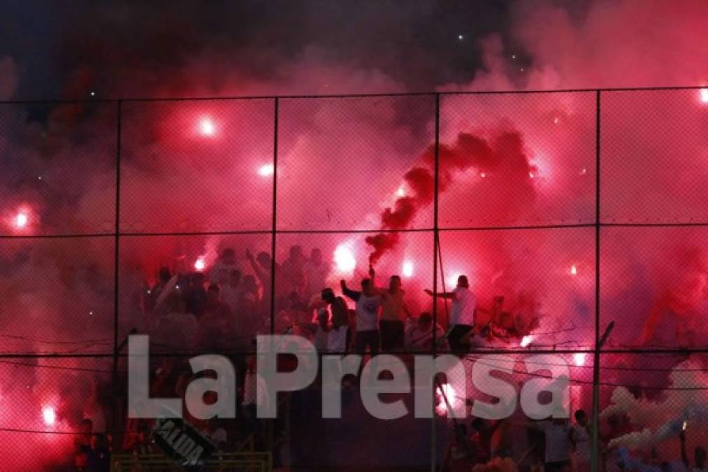 La barra Ultra Fiel del Olimpia puso el ambiente.