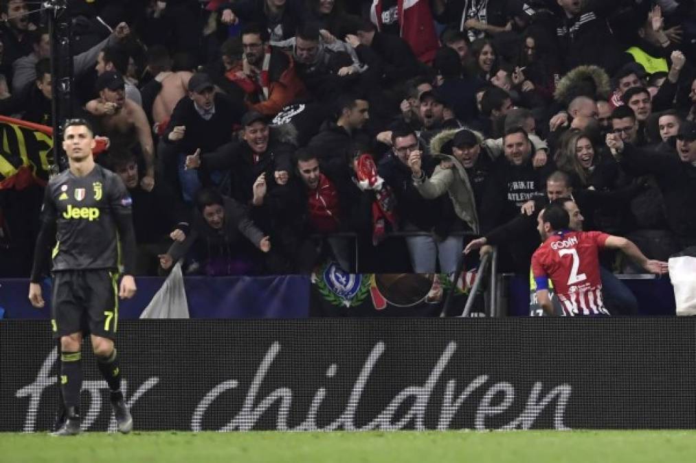 Diego Godín celebrando con los aficionados del Atlético de Madrid y Cristinao Ronaldo con cara de incredulidad.