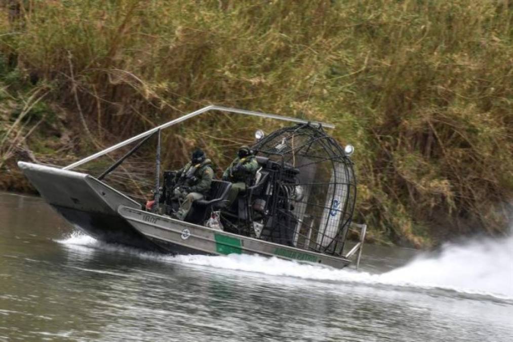 En tanto, la Patrulla Fronteriza estadounidense ha redoblado los operativos de seguridad para evitar el ingreso de inmigrantes de la caravana a Texas.