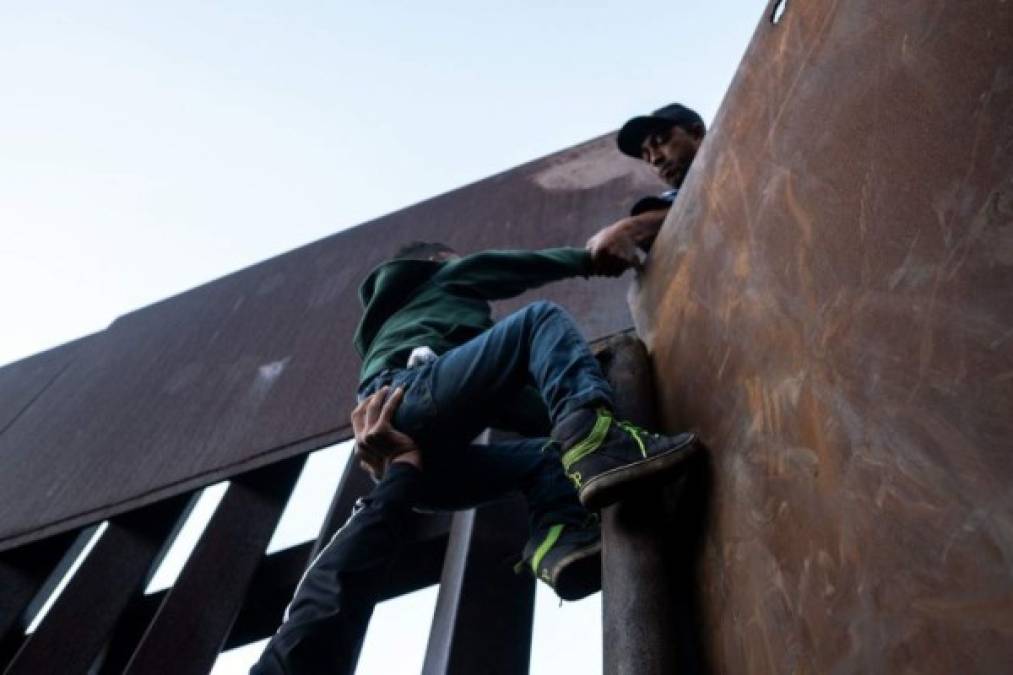 El domingo pasado, las fuerzas de seguridad estadounidenses dispararon balas de goma y gases lacrimógenos contra unos 500 migrantes que corrieron en estampida hasta el muro fronterizo para intentar cruzarlo a la fuerza.