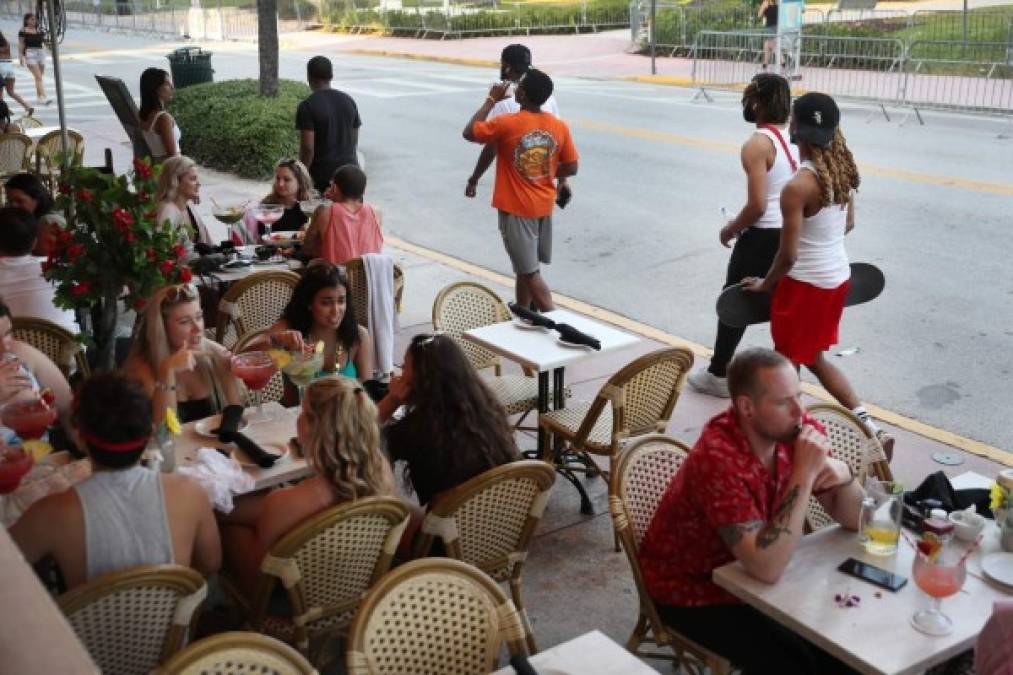 Pese a que los restaurantes del estado de Florida deben limitar la entrada de clientes al 50 por ciento de su capacidad. Los asientos deben ser escalonados y limitados para asegurar que las partes sentadas estén separadas por una distancia de al menos seis pies, sin embargo, las medidas no se han estado cumpliendo en su totalidad.