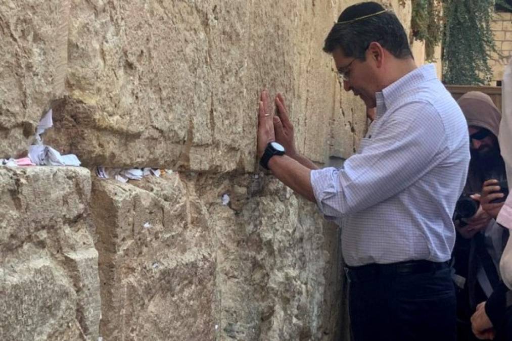 "El presidente Juan Orlando Hernández oró por la paz en el Muro de los lamentos."