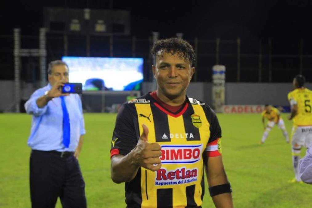 15 April 2001. File action photo of Carlos Pavon of Morelia,celebrating his goal againts Pachuca, during the week 16 game of the 2001 Summer Tournament of the Mexican Soccer.Morelia won 1-0./Foto de archivo en accion de Carlos Pavon del Morelia,celebrando el gol ante Pachuca,durante el juego de la semana 16 del Torneo de Verano 2001 del Futbol Mexicano.Morelia gano 1-0.MEXSPORT/MARTIN VENEGAS