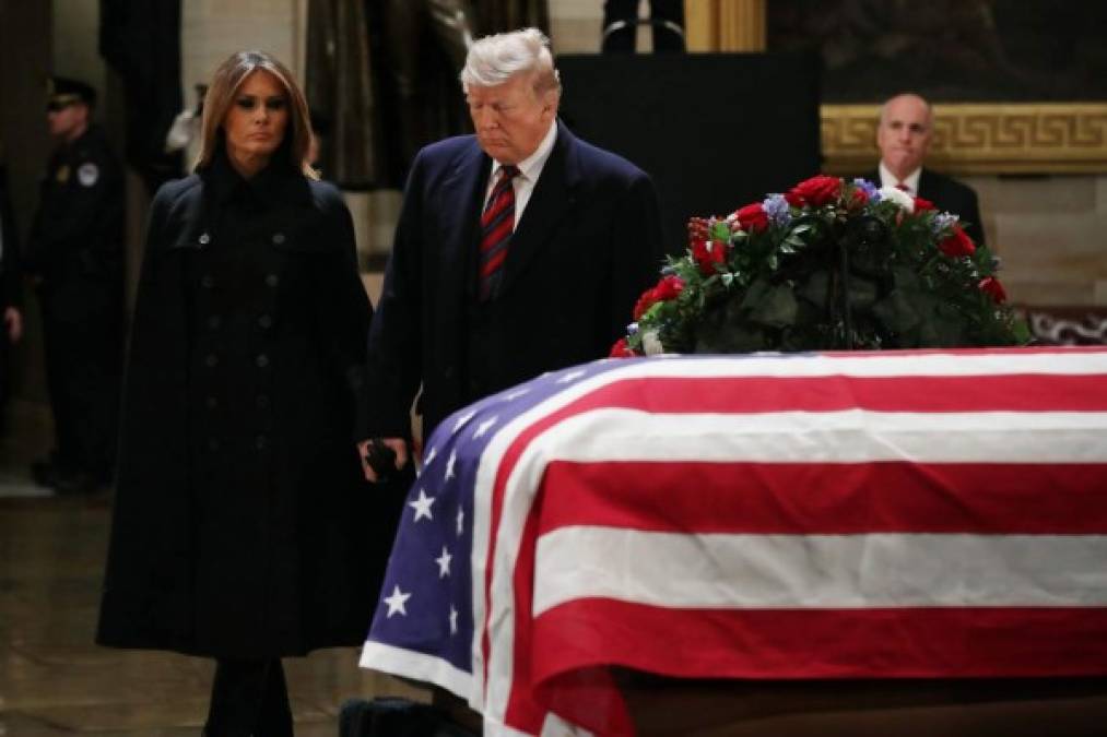 Trump, que envió el avión presidencial para traer a Washington el ataúd de Bush, se trasladó desde la Casa Blanca al Congreso la tarde del lunes para presentarle sus respetos junto a la primera dama, Melania. Ambos se quedaron aproximadamente un minuto frente al féretro.