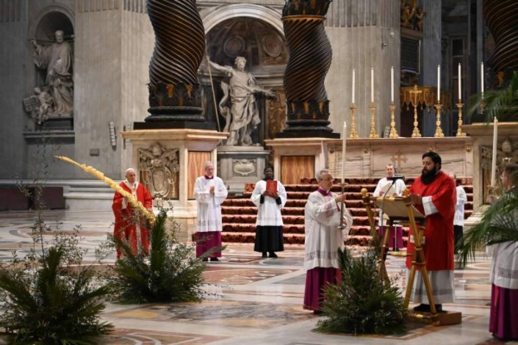 Acompañaron al Papa solo un reducido grupo de religiosos, que respetaron en todo momento la distancia de seguridad, y la liturgia se celebró en el altar de la Cátedra de la basílica de San Pedro, y no bajo el baldaquino.