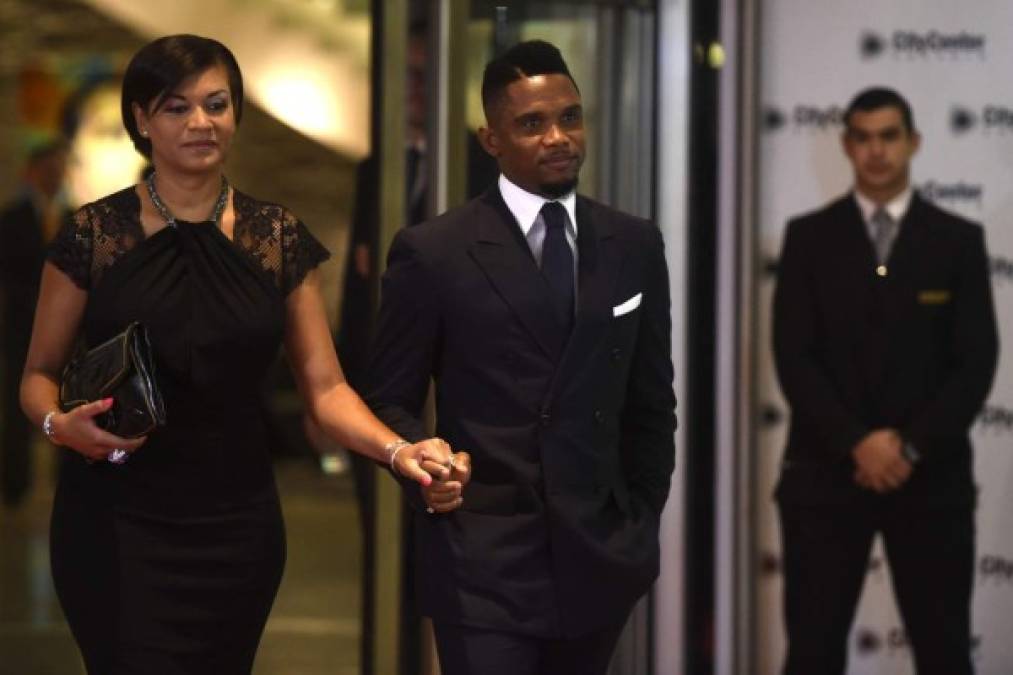 Samuel Eto'o junto a su esposa fueron los primeros en hacerse presente a la alfombra roja. FOTO AFP / EITAN ABRAMOVICH