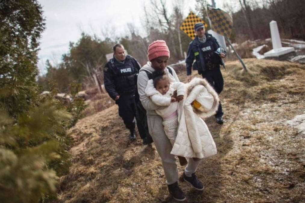 La policía canadiense redobló su presencia en la frontera de Quebec y las autoridades fronterizas crearon un centro temporal de refugiados para procesar a un creciente número de solicitantes de asilo provenientes de EUA.