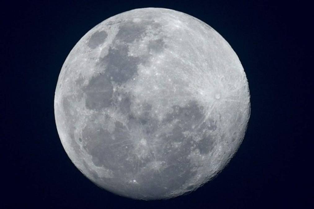 Fotografía de la extraordinaria superluna ilumina el cielo nocturno de Malaysia. AFP