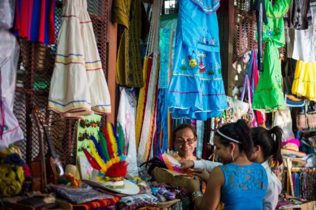 Trajes típicos y coloridos para todas las edades hay en Guamilito.