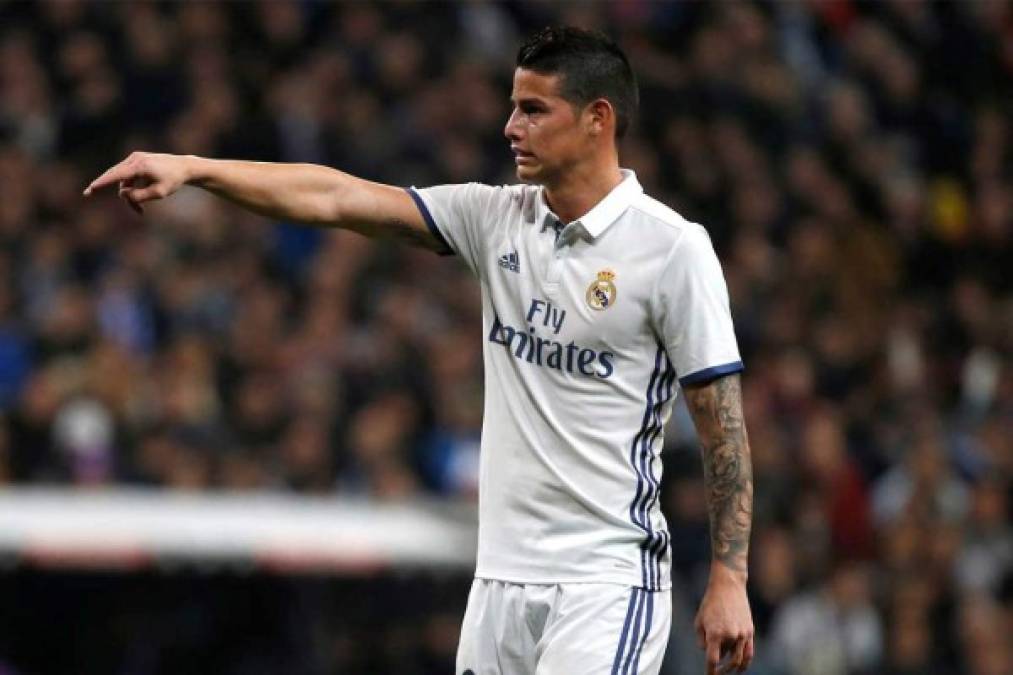 Al parecer James Rodríguez tiene las horas contadas en el Real Madrid y es que el colombiano no está contento con su situación en el club blanco. Tras no jugar en la vuelta contra el Bayern Múnich, medios españoles aseguran que el cafetero ya planea su salida. Hay muchos clubes interesados en él.