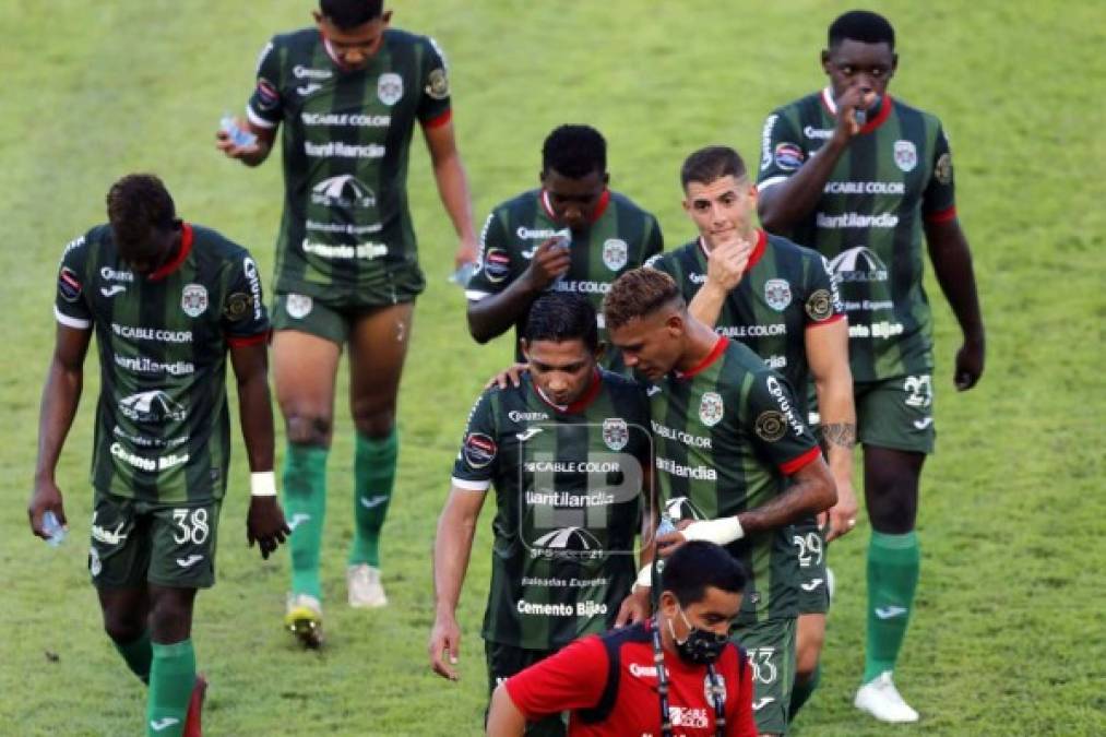 Kervin Arriaga hablando con Emilio Izaguirre al final del primer tiempo.