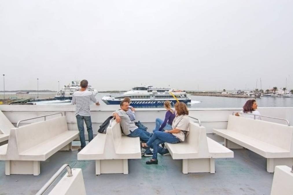 En cuanto se desembarca en Formentera los visitantes respiran ese aire de calma característico.