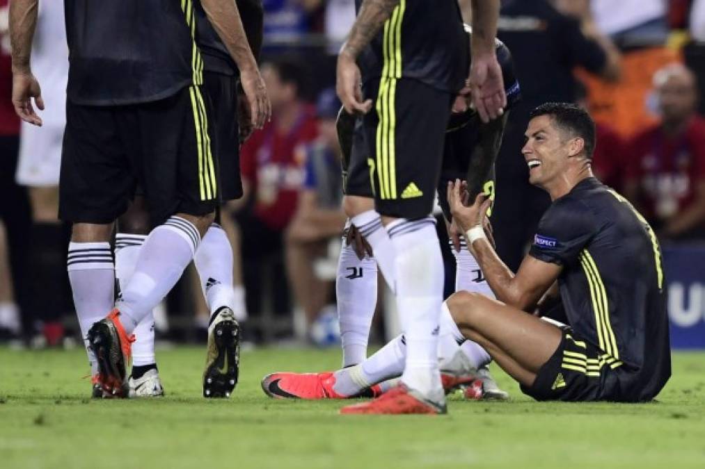La incredulidad de Cristiano Ronaldo tras ser expulsado. Foto AFP