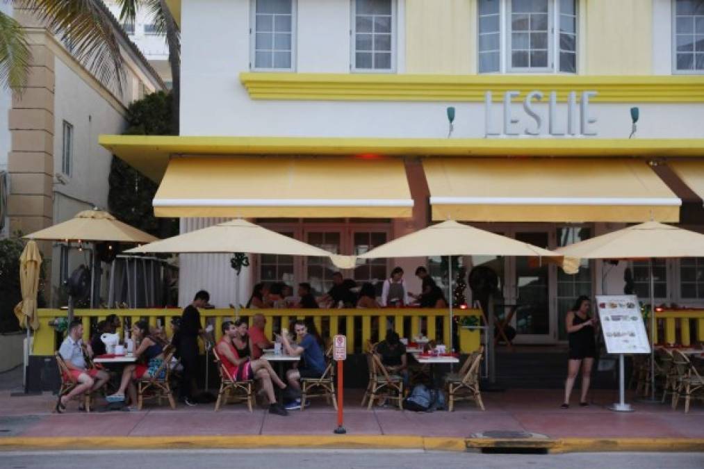 Ciudades muy turísticas como Miami Beach y Fort Lauderdale (esta última unos 50 kilómetros al norte de Miami) comenzaron desde este lunes un toque de queda, que obliga a cerrar los negocios a las 10 de la noche.<br/>