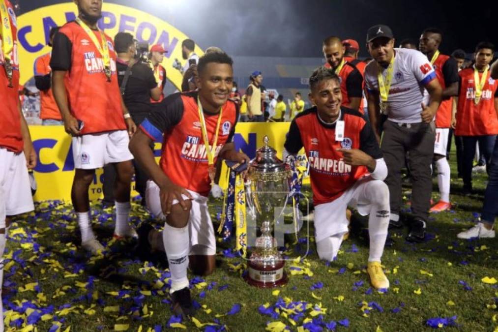 Ever Alvarado y Mayron Flores, muy contentos con la Copa.