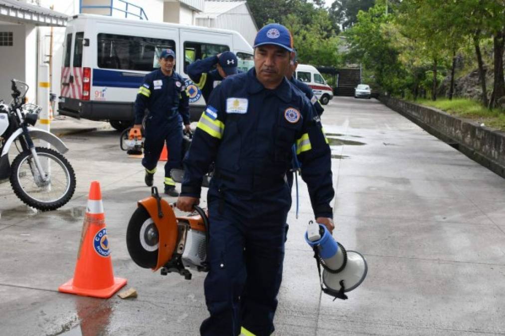 Los socorristas de la Comisión Permanente de Contingencias Copeco (COPECO) preparan su equipo en Tegucigalpa este 20 de septiembre de 2017 antes de partir a México para ayudar en las secuelas del terremoto del martes. <br/>