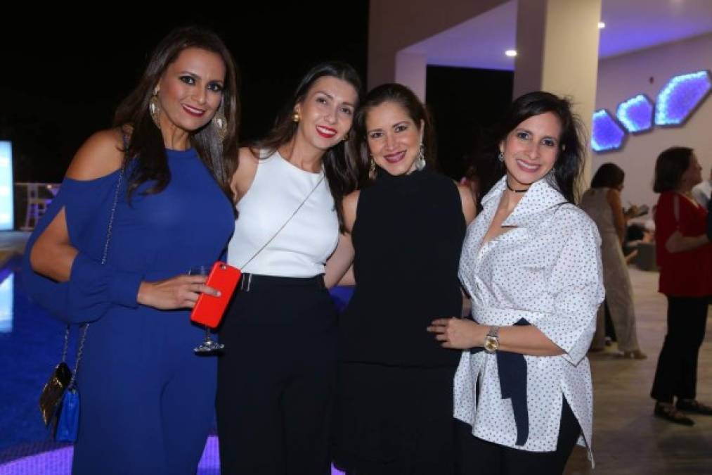 Wen Raján, Gina Carrión, Lourdes Hawit y Claudia Flores.